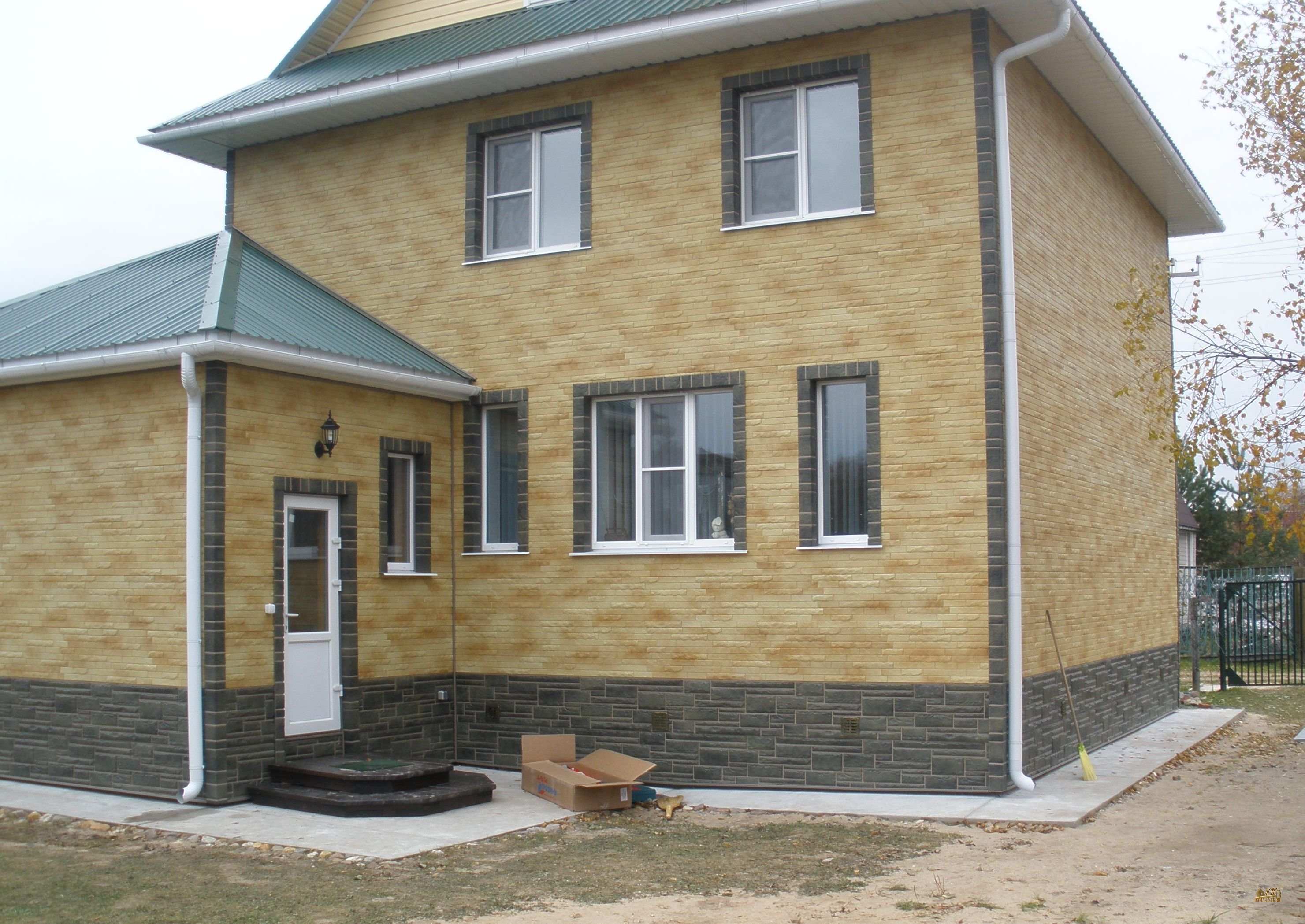 Fasados ​​kotedžuose ir rūsiuose